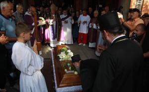 Buket od 27 bijelih ruža za 27 Matejevih godina: Misa za Splićanina u Beogradu